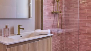 A modern bathroom with a glass shower enclosure, a wooden vanity, and a large mirror. - Le Carrousel - Haussmann hyper-centre Troyes - Quiet and rooftop views (Troyes)
