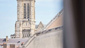 A historic building with a clock tower, a large arched entrance, and a detailed facade. - Le Carrousel - Haussmann hyper-centre Troyes - Quiet and rooftop views (Troyes)