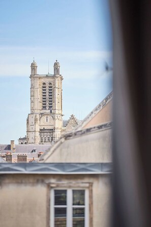 A historic building with a clock tower, a large arched entrance, and a detailed facade. - Le Carrousel - Haussmann hyper-centre Troyes - Quiet and rooftop views (Troyes)
