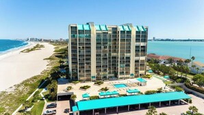 Un hotel di grandi dimensioni con area piscina, situato vicino alla spiaggia.