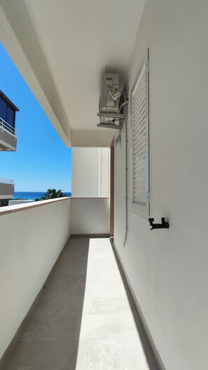 Kamar Double atau Twin Basic, balkon, pemandangan kota | Interior