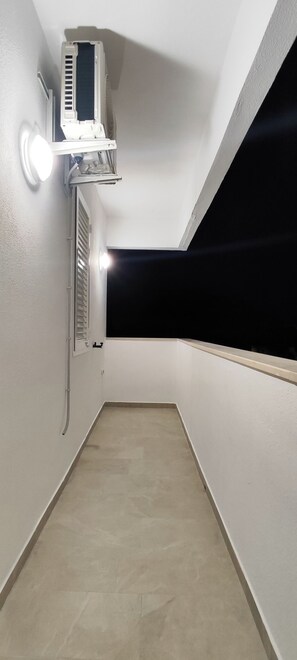 Camera Basic con letto matrimoniale o 2 letti singoli, balcone, vista città | Interni