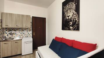 Una cocina con estufa blanca, salpicadero de azulejos y armarios de madera.