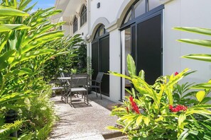 Outdoor dining - The Palms at Mango Lagoon Palm Cove Wellness Haven (Palm Cove)