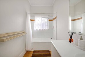 Bathroom - The Garden Nook Your Cairns Home Away from Home (Smithfield)