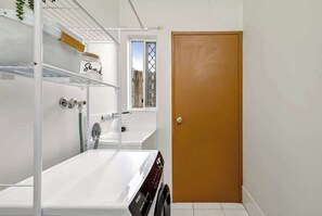 Shower, hair dryer, shampoo - The Garden Nook Your Cairns Home Away from Home (Smithfield)