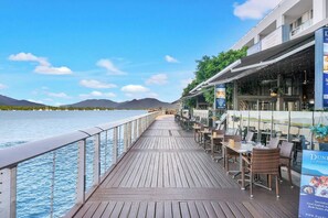 Outdoor dining - Waterfront at Harbour Light Generous Space and Views (Cairns)