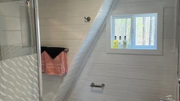 Douche, séchoir à cheveux, serviettes fournies, savon