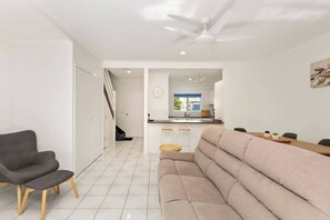 Living area - Tropical Cove at Trinity Beach with Lagoon Pool (Trinity Beach)