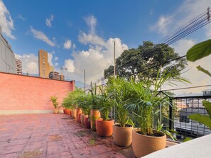 Property grounds - Manila Retreat-Private Rooftop, AC, Security, Walking Distance to Dining & Shops (Medellín)