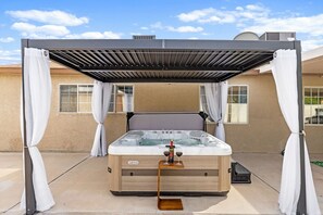 Outdoor spa tub - Spacious 7BR/5BA 8 Beds w/Hot Tub | Near & Airport (Las Vegas)
