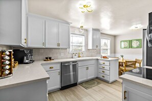 Fridge, microwave, oven, stovetop - Central Family Hot Tub Retreat, Near UofO (Eugene)