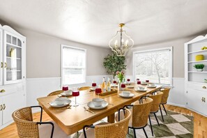 Dining - Central Family Hot Tub Retreat, Near UofO (Eugene)