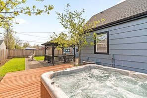 Terrace/patio - Central Family Hot Tub Retreat, Near UofO (Eugene)