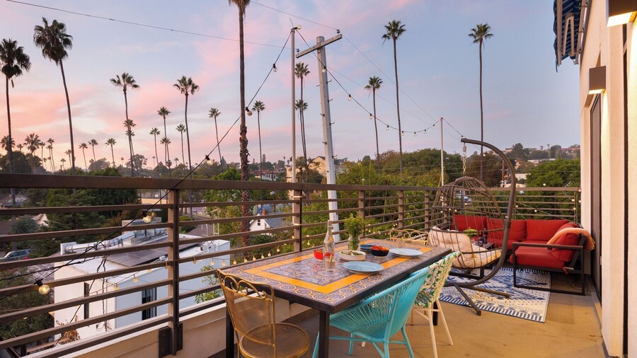 Silverlake Sunset Treehouse Art-filled Escape w/ Jacuzzi + Sauna Avantstay