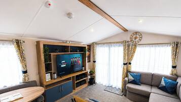 House, 3 Bedrooms, Smoking, Patio | Living room