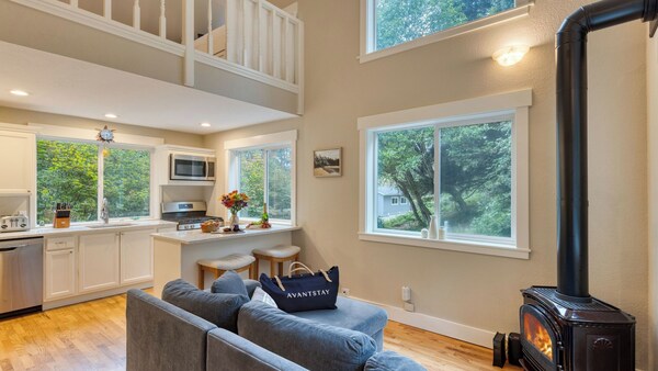 Cozy Cannon Beach Home Near Haystack Rock & Downtown Steps From The Sea By Avantstay - Cannon Beach, OR
