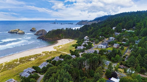 Cozy Cannon Beach Home Near Haystack Rock & Downtown Steps From the Sea by Avantstay