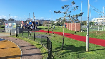 Casa, 3 habitaciones, fumadores, vistas al jardín | Zona infantil