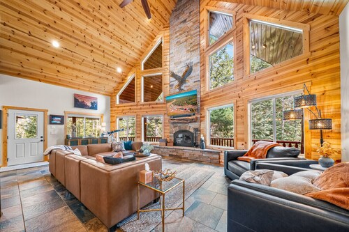 Hot Tub, Secluded Lot, 4 Bedroom, 3 Bathroom