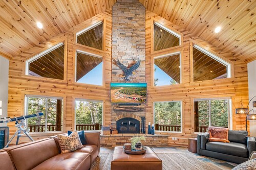 Hot Tub, Secluded Lot, 4 Bedroom, 3 Bathroom