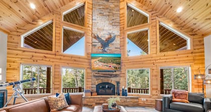 Hot Tub, Secluded Lot, 4 Bedroom, 3 Bathroom
