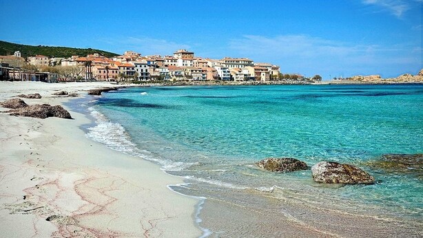 A coastal town with buildings along the beach, clear turquoise waters, and rocky outcrops. - Casa Mare Lina Île rousse - T3 old town 1 min from the beach (L'Île-Rousse)