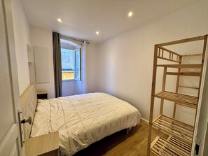 2 slaapkamers, een strijkplank/strijkijzer, reisbedje, wifi
