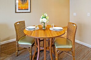 Dining - Valley Isle Resort #506 - Vacation West Maui (Lahaina)