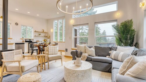 Buttercup Bay Hideaway by Avantstay Cozy Escape w/ Fire Pit, Walk to Beach