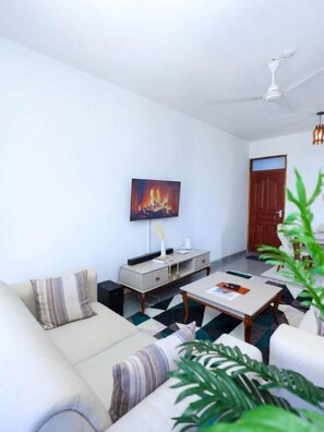 Living area - 5 Minutes to the Beach | Stylish 1-Bedroom Apartment in Mombasa (Mombasa)