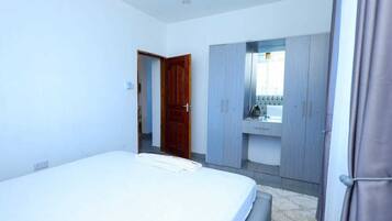 Tabla de planchar con plancha, wifi y ropa de cama