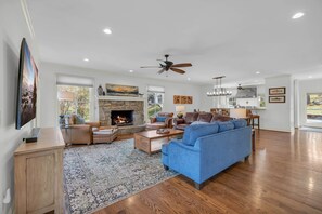 TV, fireplace - Lakefront + Quiet Cove + Dock + Fire Pit + 4 Kings + Bunks (Seneca)