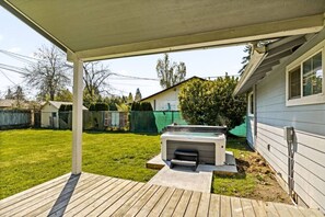 Terrace/patio - Puddles` Retreat with Hot Tub & Game Room (Eugene)