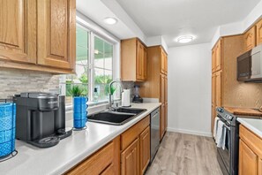 Coffee/tea maker, fridge, oven, stovetop