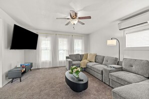 TV, ping pong - Puddles` Retreat with Hot Tub & Game Room (Eugene)