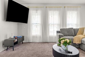 TV, ping pong - Puddles` Retreat with Hot Tub & Game Room (Eugene)