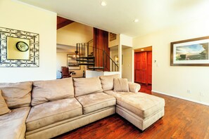 Living area - Race Season is here!! Beautiful 2-bedroom townhome in Solana Beach on the ocean (Solana Beach)