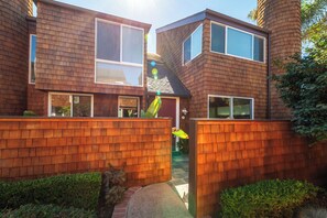 Exterior - Race Season is here!! Beautiful 2-bedroom townhome in Solana Beach on the ocean (Solana Beach)