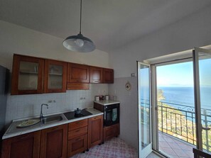 Private kitchen - Ravello between sky and sea Apartment for couples with sea view (Ravello)