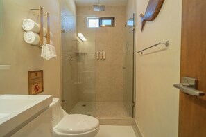 Comfort-Zimmer, Stadtblick | Badezimmer