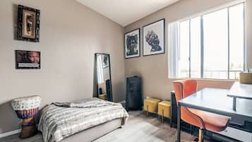 Iron/ironing board, WiFi, bed sheets