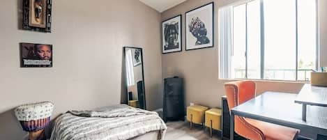 Iron/ironing board, WiFi, bed sheets