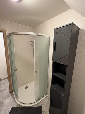 Haartrockner, Handtücher, Seife, Toilettenpapier