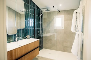 Deluxe-Doppelzimmer, Gartenblick | Badezimmer | Haartrockner, Handtücher, Seife, Shampoo