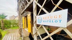 En byggnad av trä med en skylt där det står ”Refuge du Matelot”.