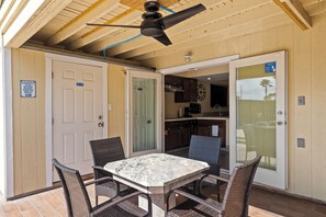 Outdoor dining - Cozy 1-bedroom house  with pool in awesome South Padre Island (South Padre Island)