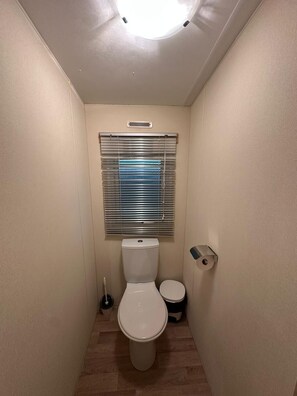 Secadora de cabello, toallas, papel de baño 