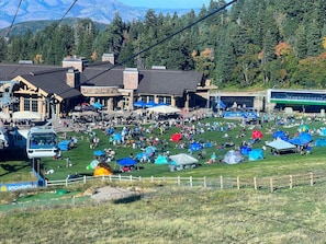 Une station de ski dotée d’un vaste espace dégagé, de tentes et offrant une vue imprenable sur les montagnes.
