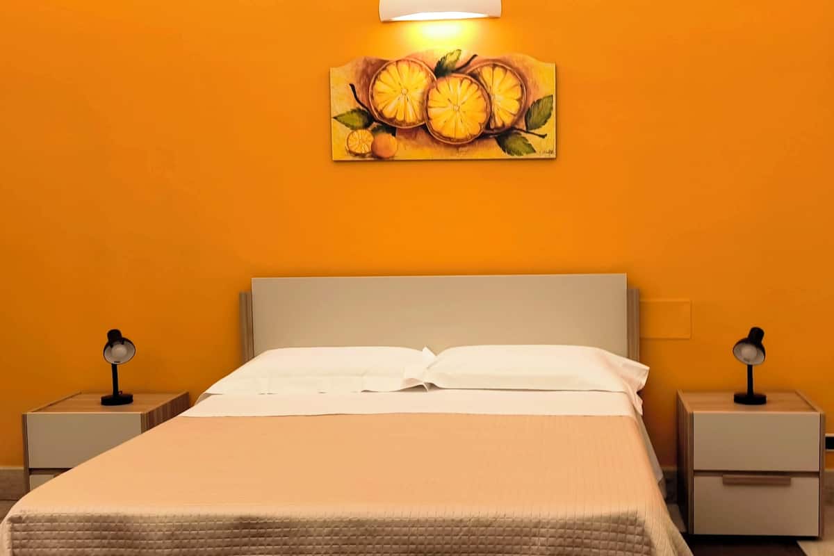 Habitación doble superior, balcón, vistas a la ciudad | Caja fuerte, sistema de insonorización, tabla de planchar con plancha